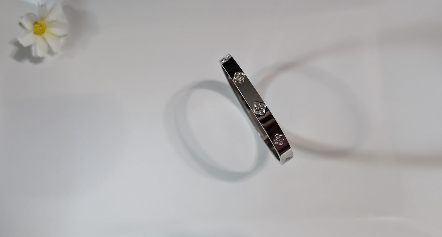 Flower bangle bracelet in gold-plated or silver-colored stainless steel