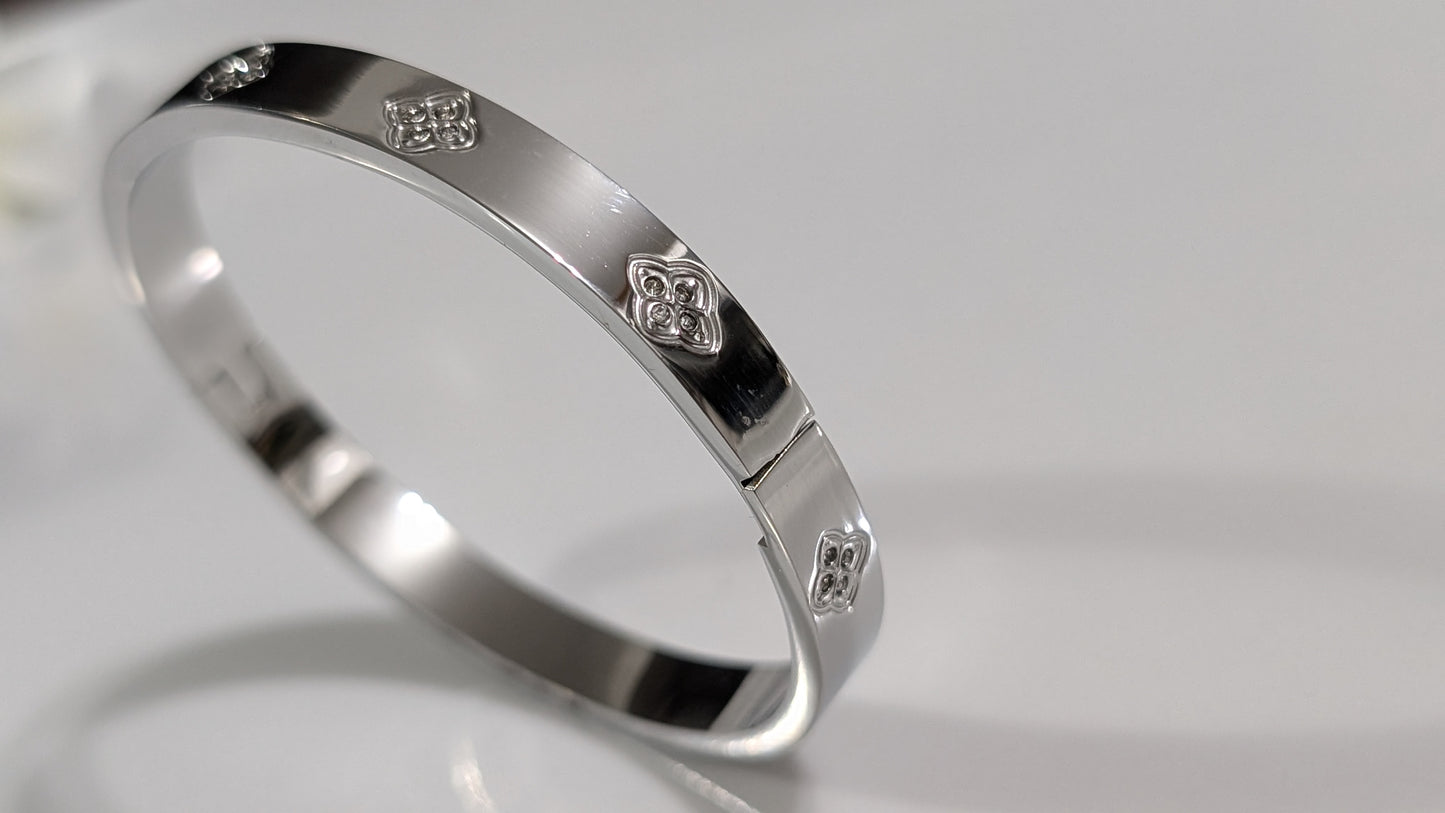 Flower bangle bracelet in gold-plated or silver-colored stainless steel