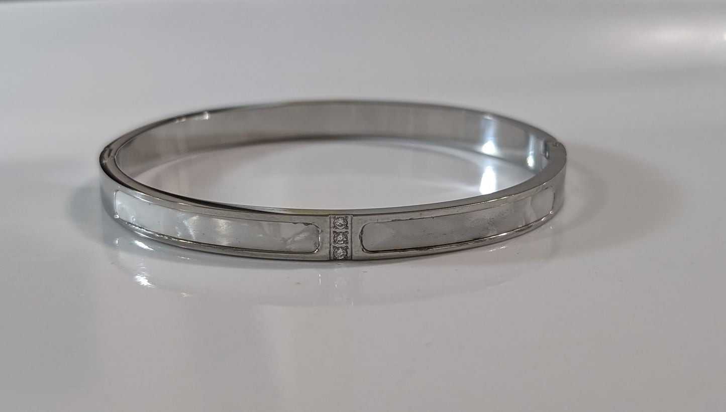 Pearly bangle bracelet with Zircon in the middle, gold or silver plated