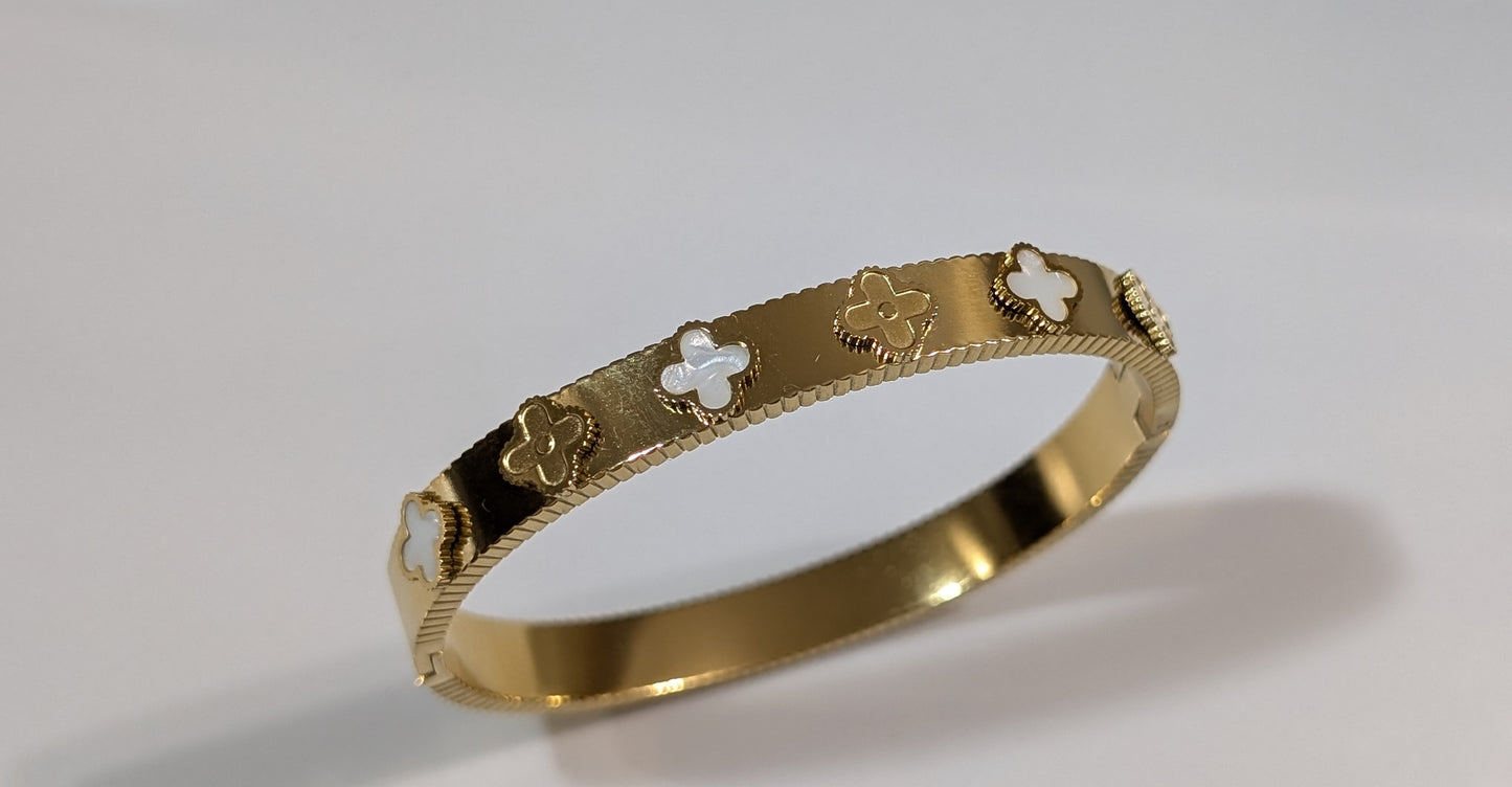 Bracelet à breloques noir (ou blanc) trèfle à quatre feuilles plaqué Or