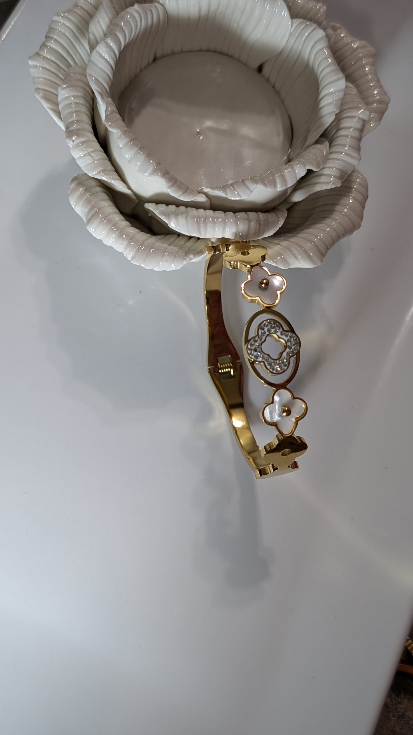 Rigid bracelet in 18K gold stainless steel with pearly white clovers