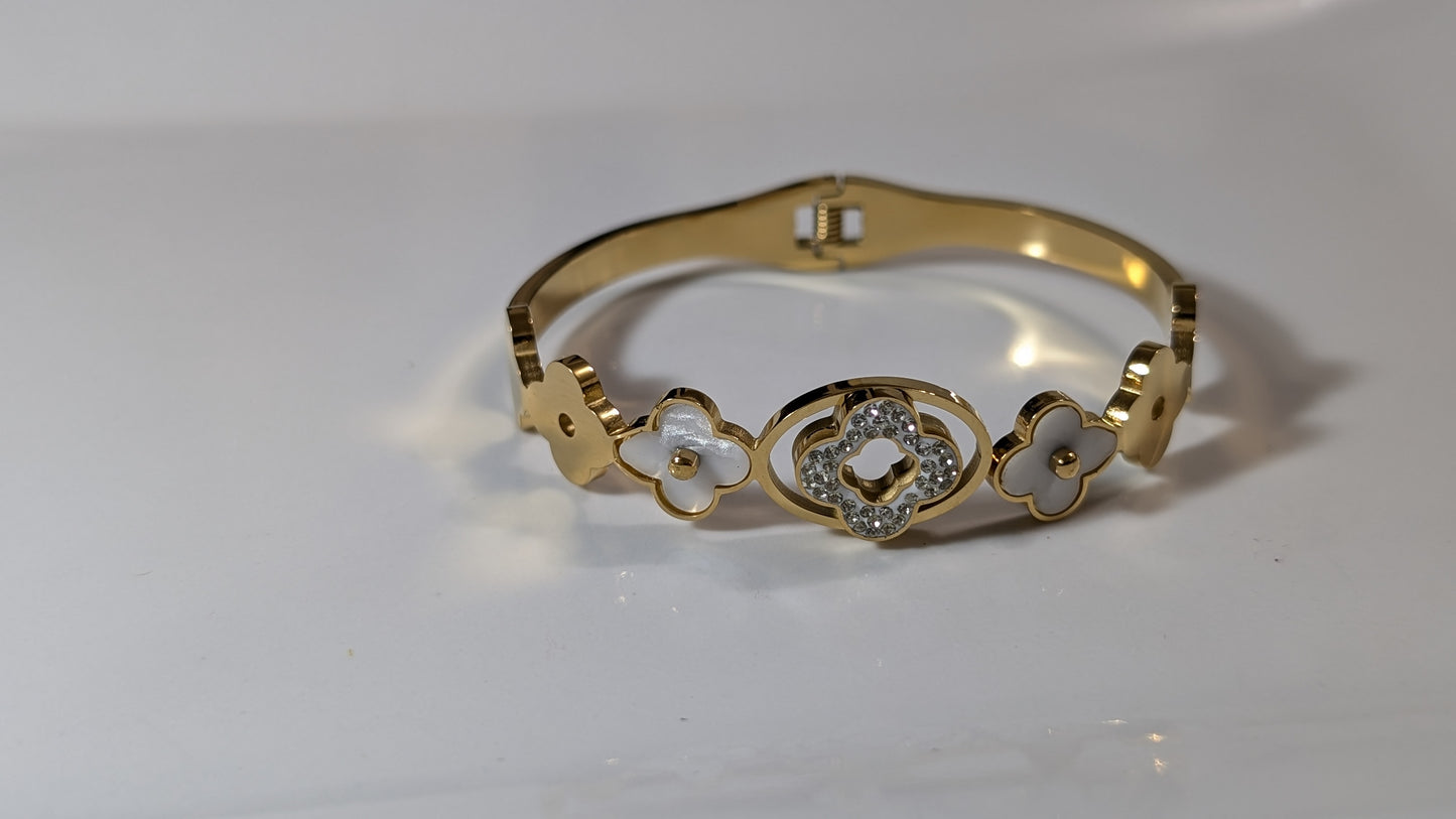 Rigid bracelet in 18K gold stainless steel with pearly white clovers