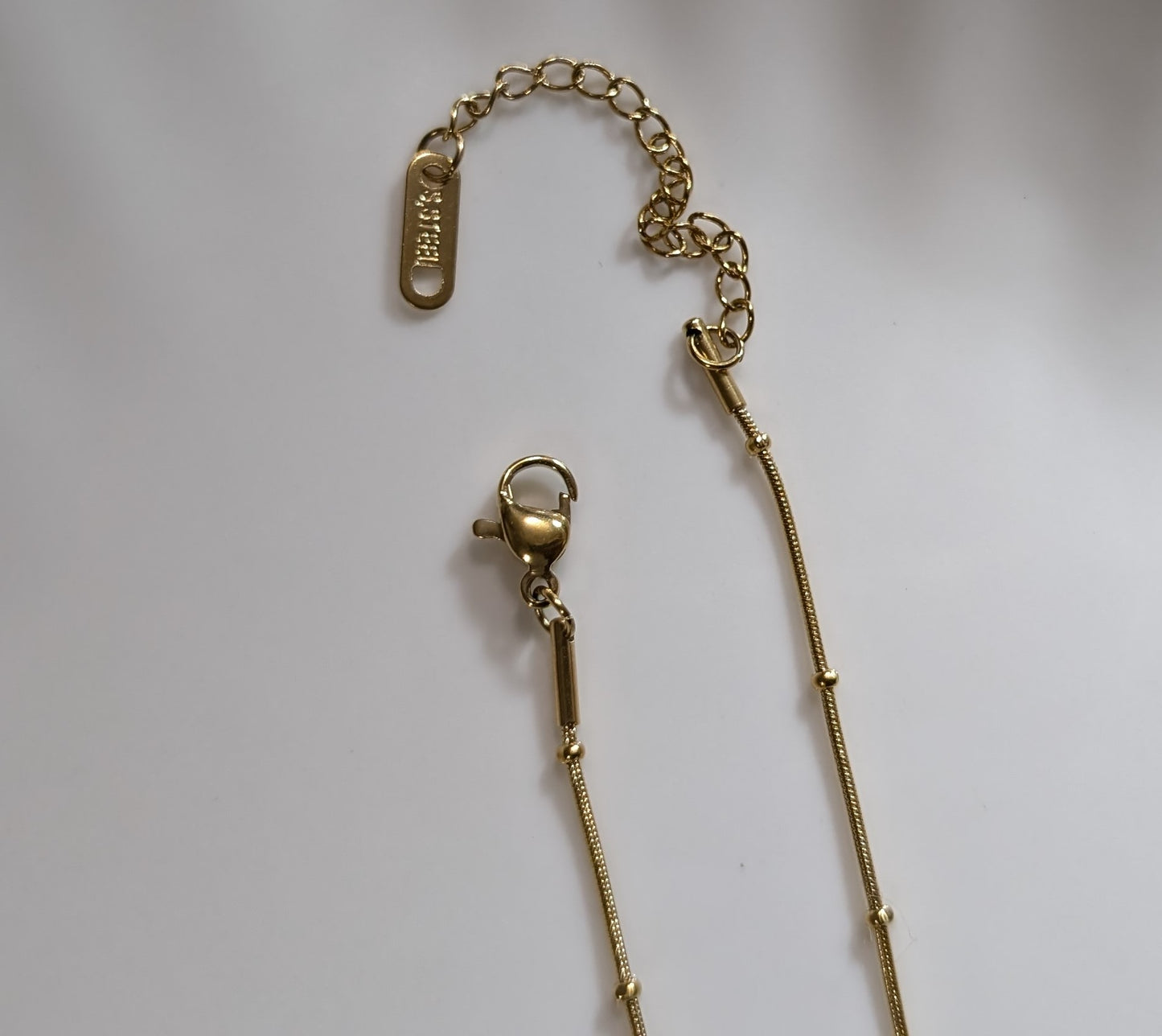 Collier avec pendatif à perle verte pâle