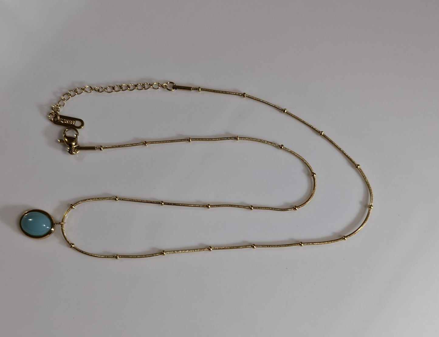 Collier avec pendatif à perle verte pâle