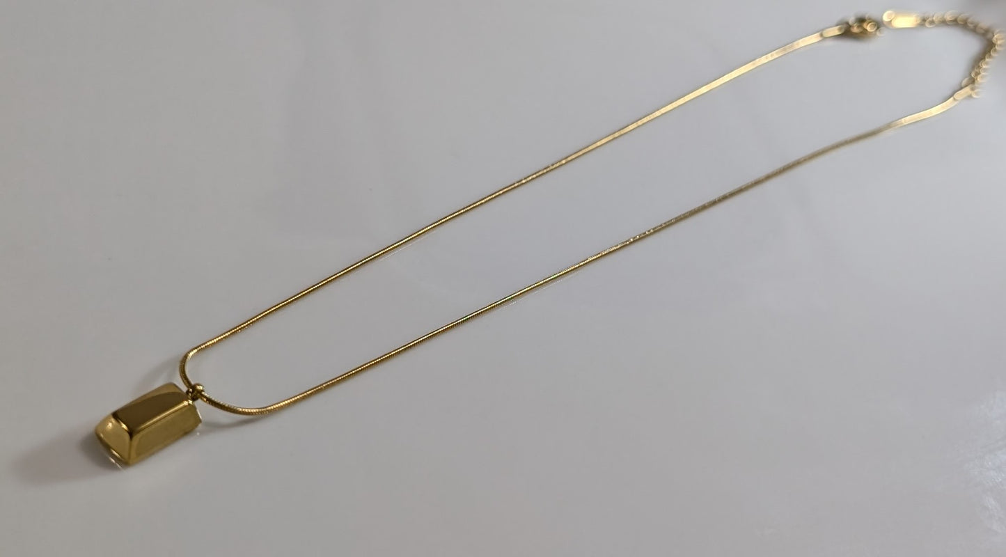 Collier en motif os de serpent avec pendatif en barre plaqué Or 18K