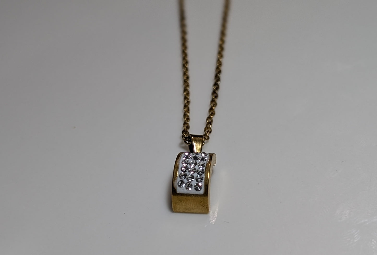 Coliier avec pendentif en plaqué Or 18K et zircons