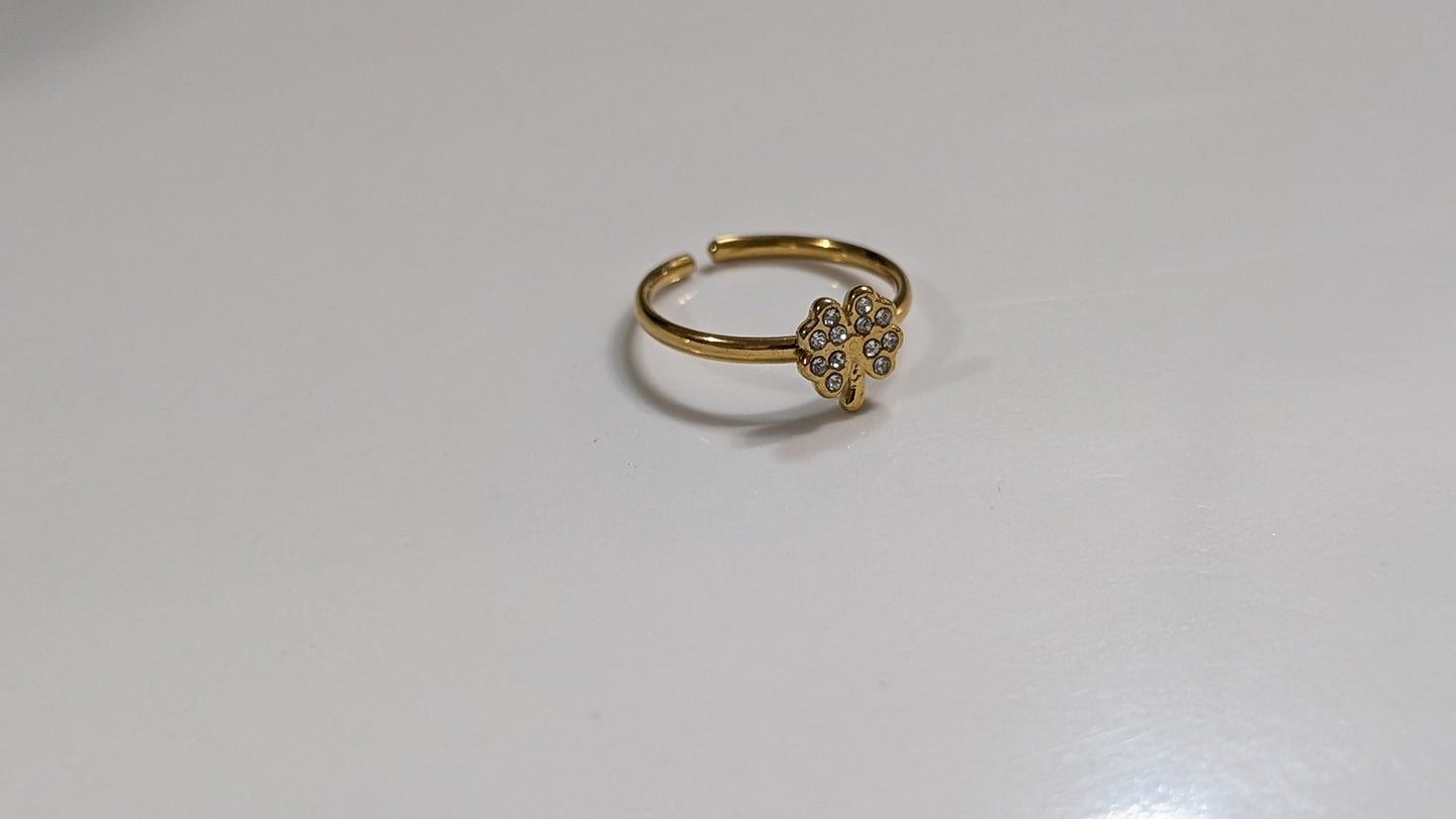 Clover toe ring with mini zircon