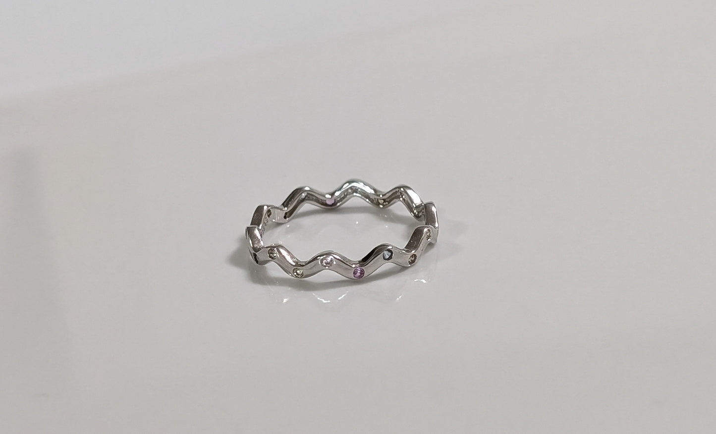 Thin wavy ring in 925 silver with colored sapphire