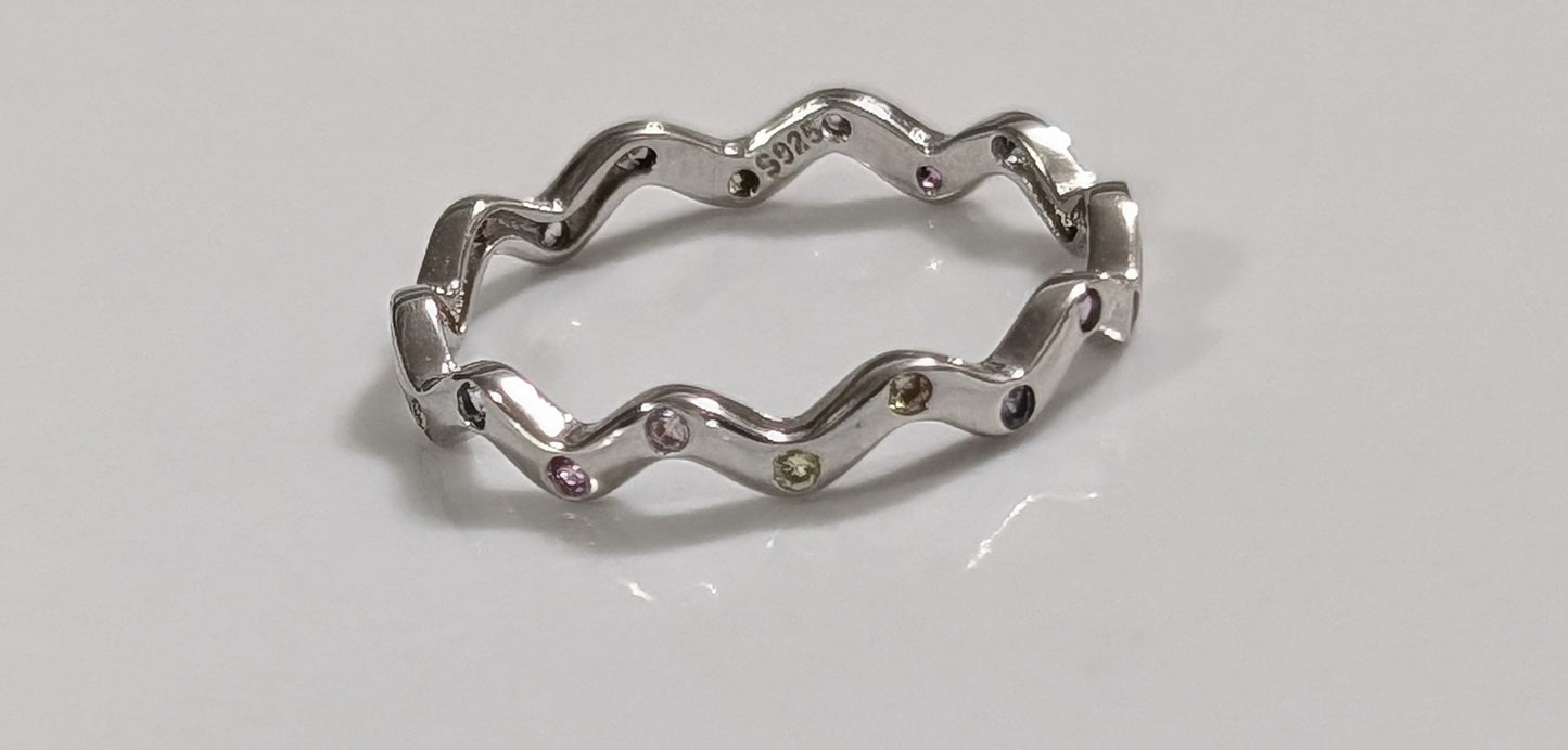 Thin wavy ring in 925 silver with colored sapphire