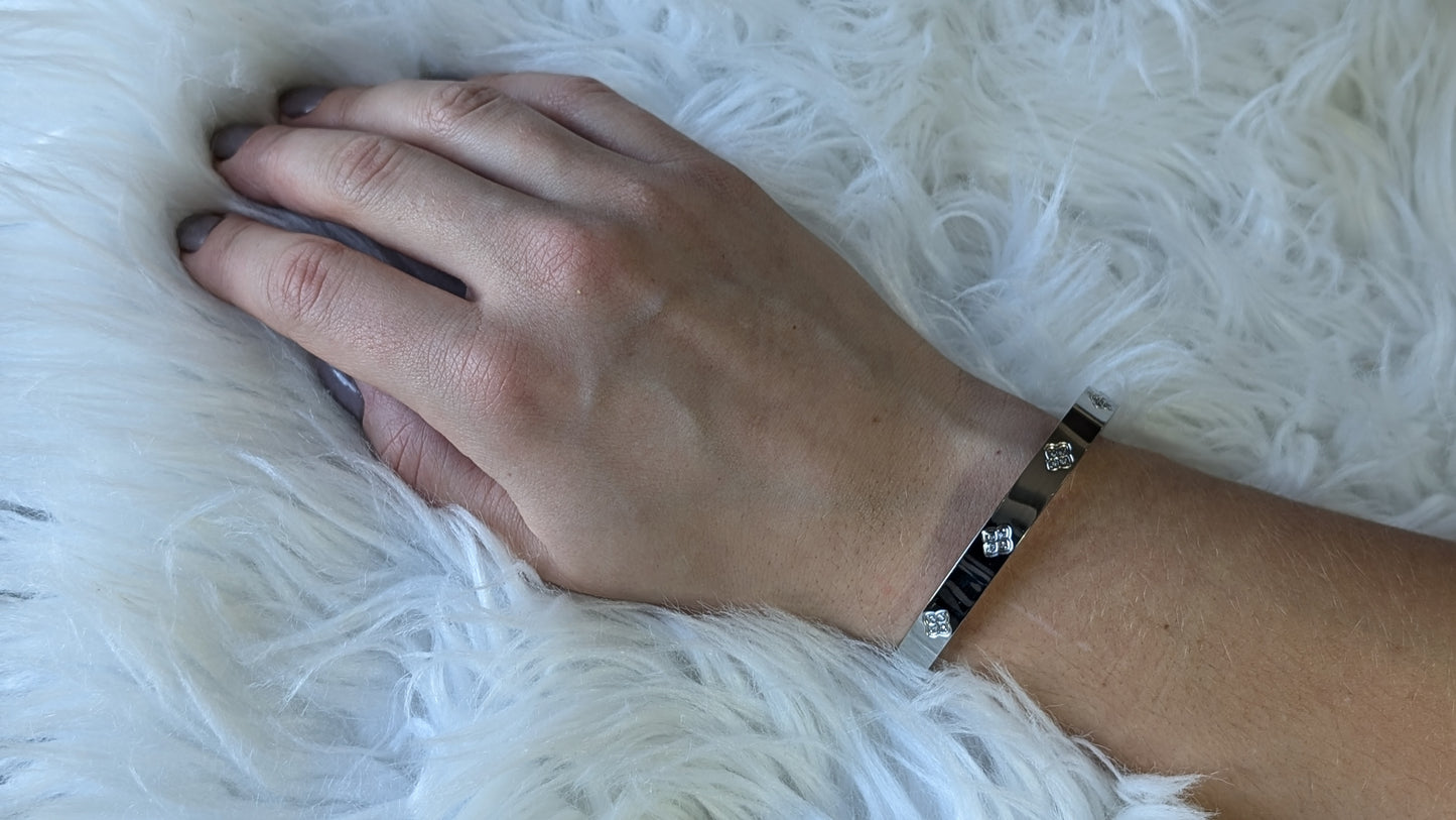 Flower bangle bracelet in gold-plated or silver-colored stainless steel