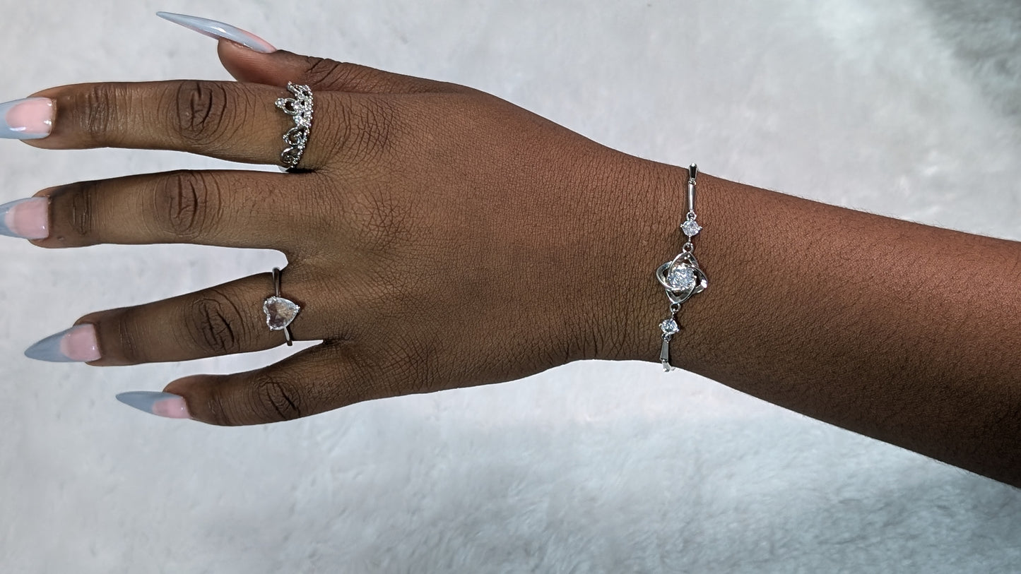 bracelet trèfle à quatre feuilles avec oxyde de zirconium étincelant
