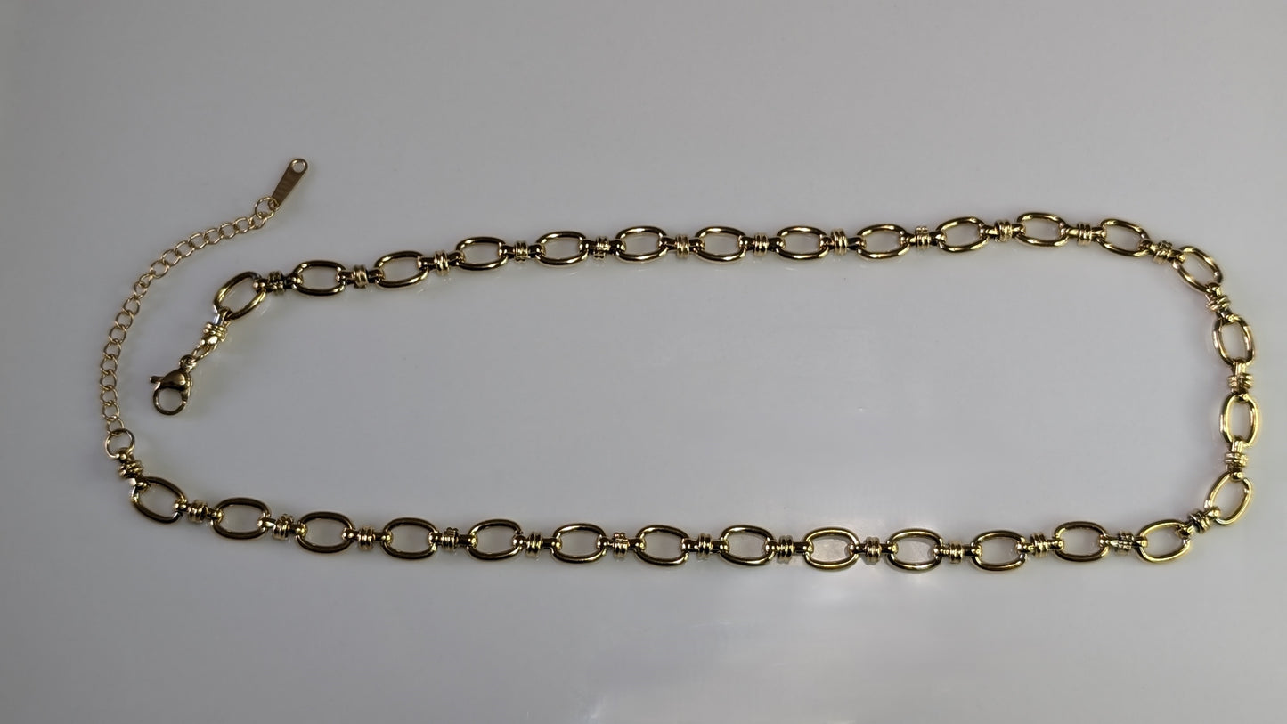 Chain with large intertwined oval links