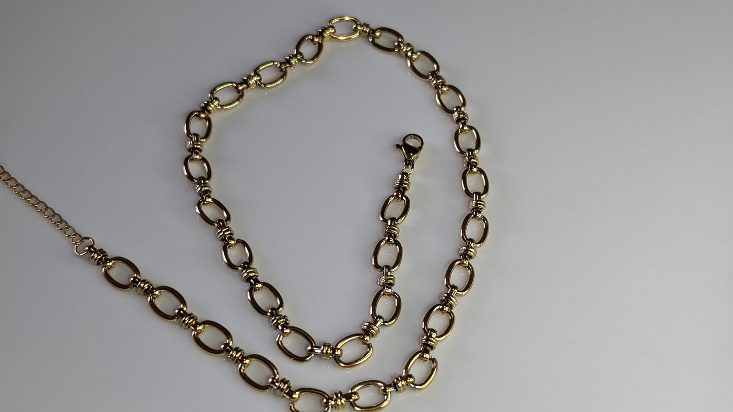 Chain with large intertwined oval links