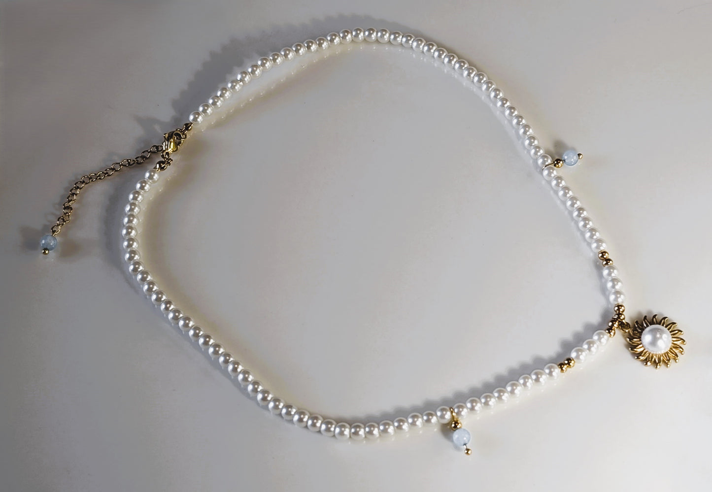 Collier perles blanches et bleues avec pendentif en fleur