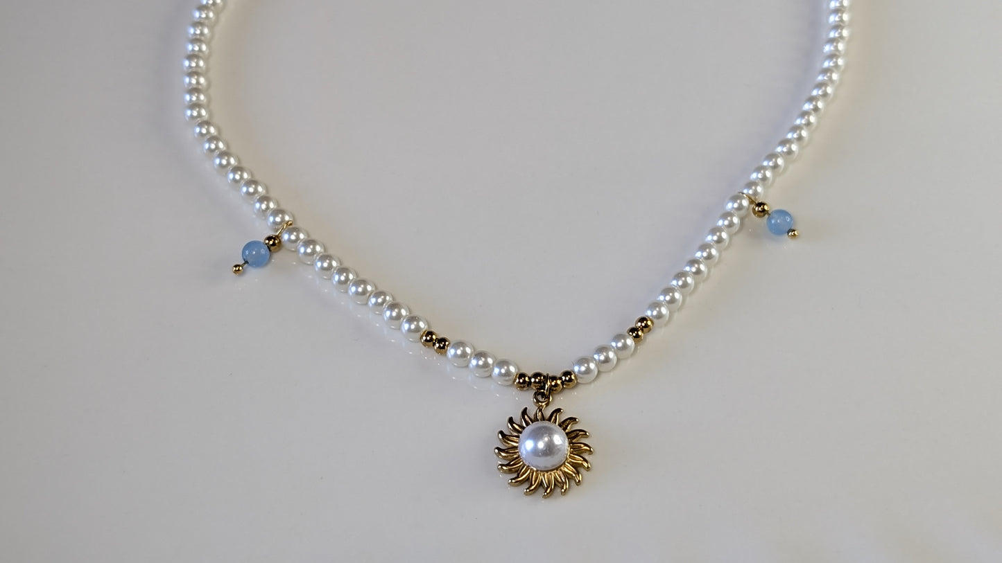 Collier perles blanches et bleues avec pendentif en fleur