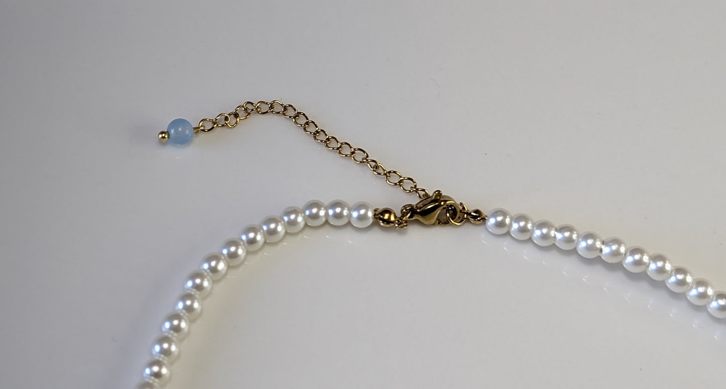 Collier perles blanches et bleues avec pendentif en fleur