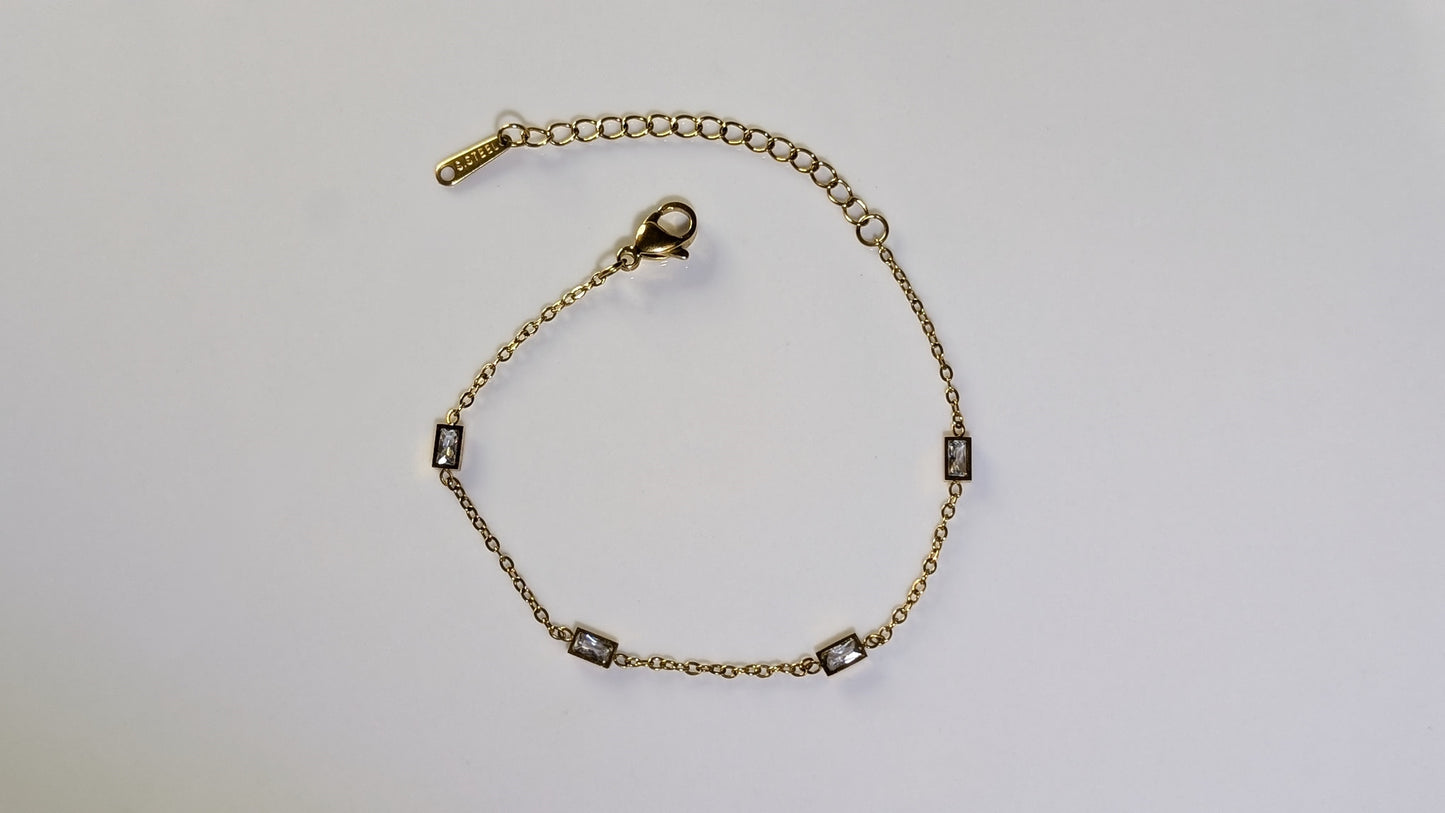 Minimalist square zircon bracelet in 18K gold plated stainless steel
