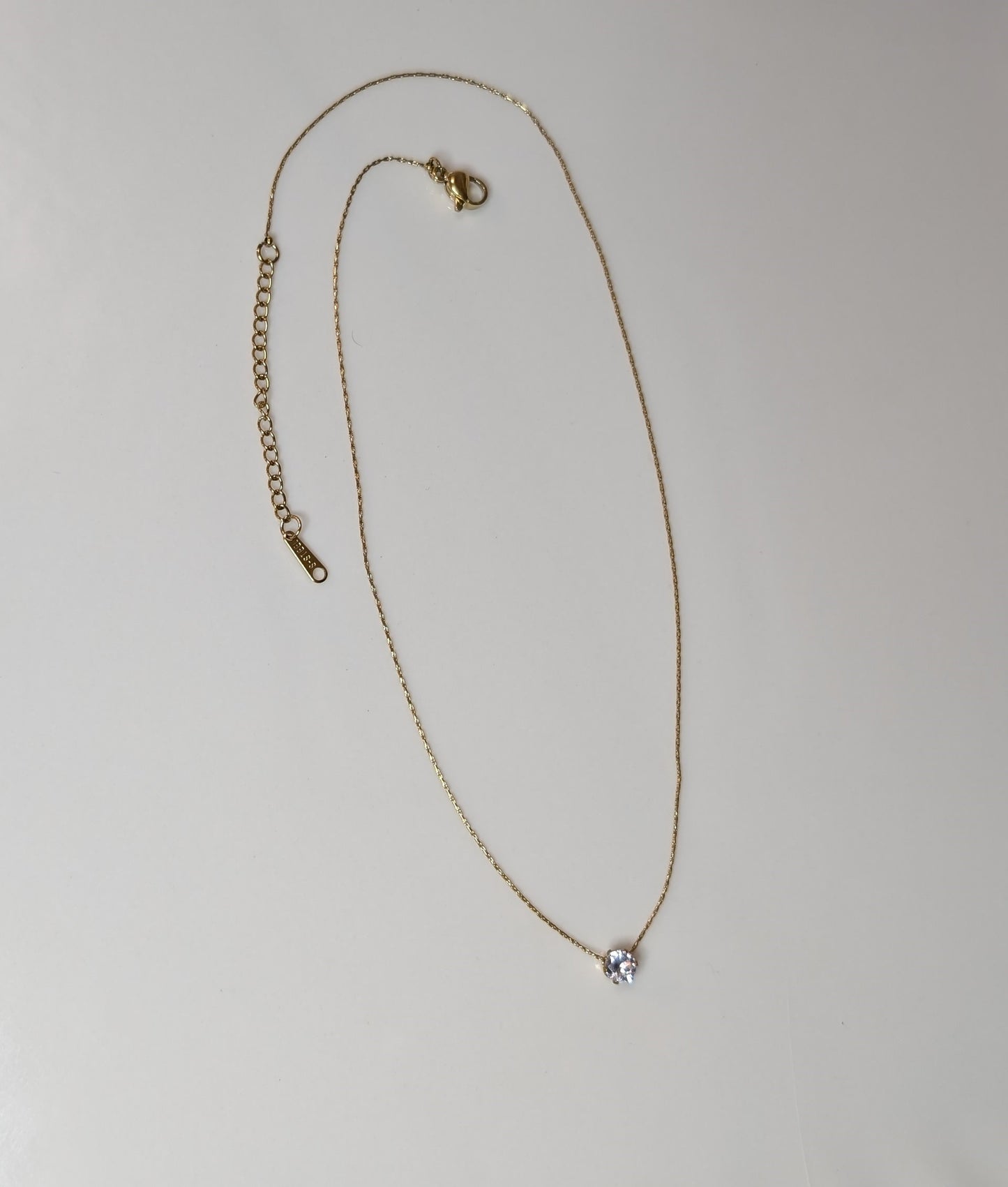 Collier minimaliste avec un diamant plaqué Or 18K en acier inoxydable