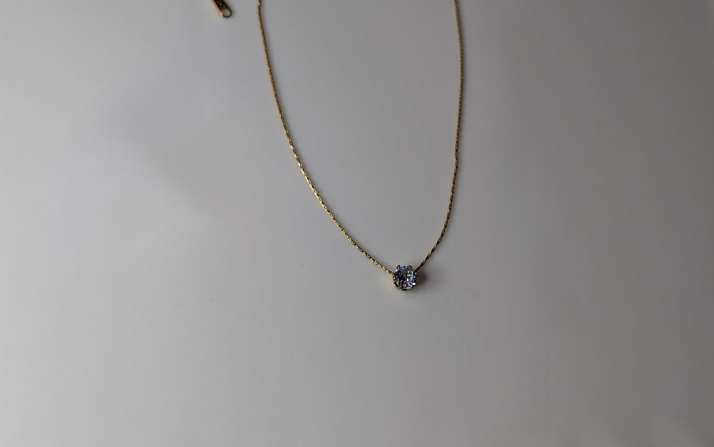 Collier minimaliste avec un diamant plaqué Or 18K en acier inoxydable