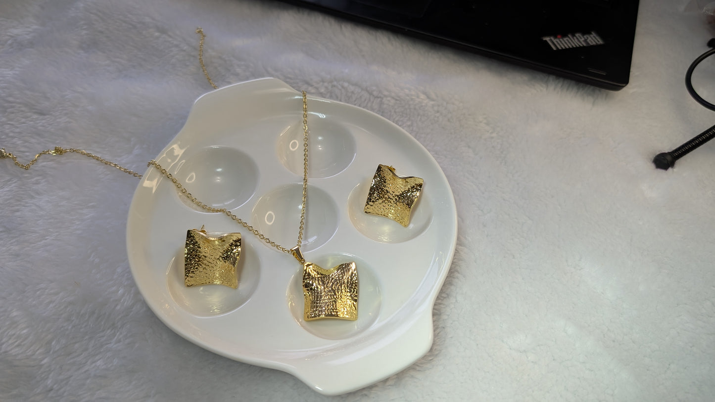 Plis Dorés - Ensemble de Bijoux Carrés Texturés en Acier Inoxydable