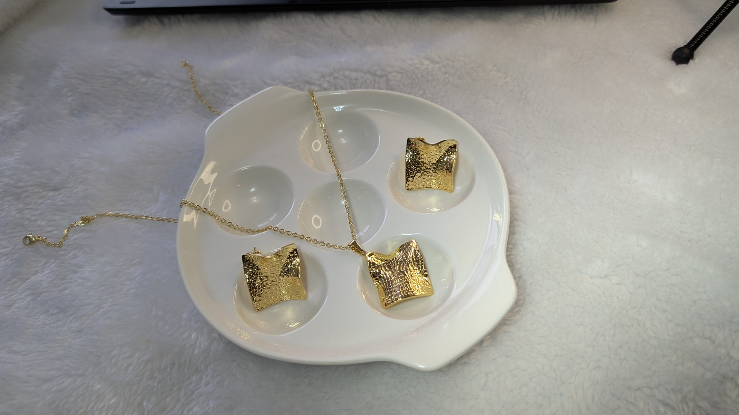 Plis Dorés - Ensemble de Bijoux Carrés Texturés en Acier Inoxydable