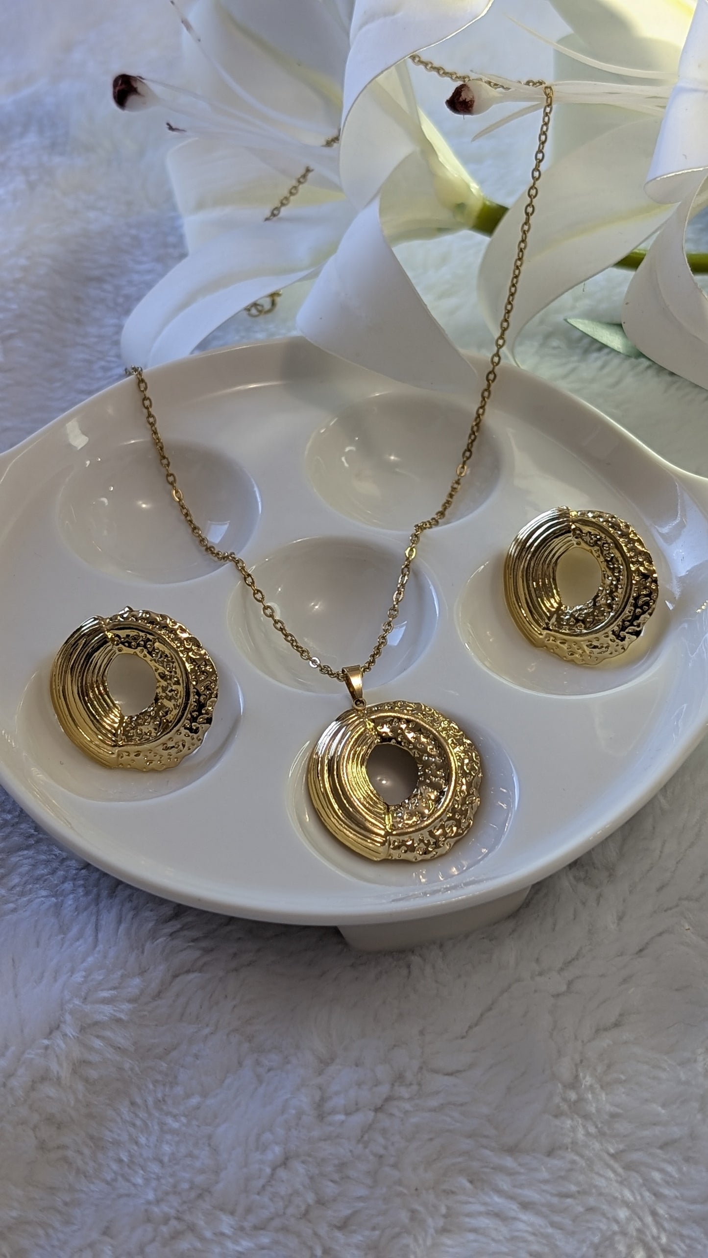 Éclat Géométrique - Ensemble de Bijoux Texturés Ronds en Acier Inoxydable Doré