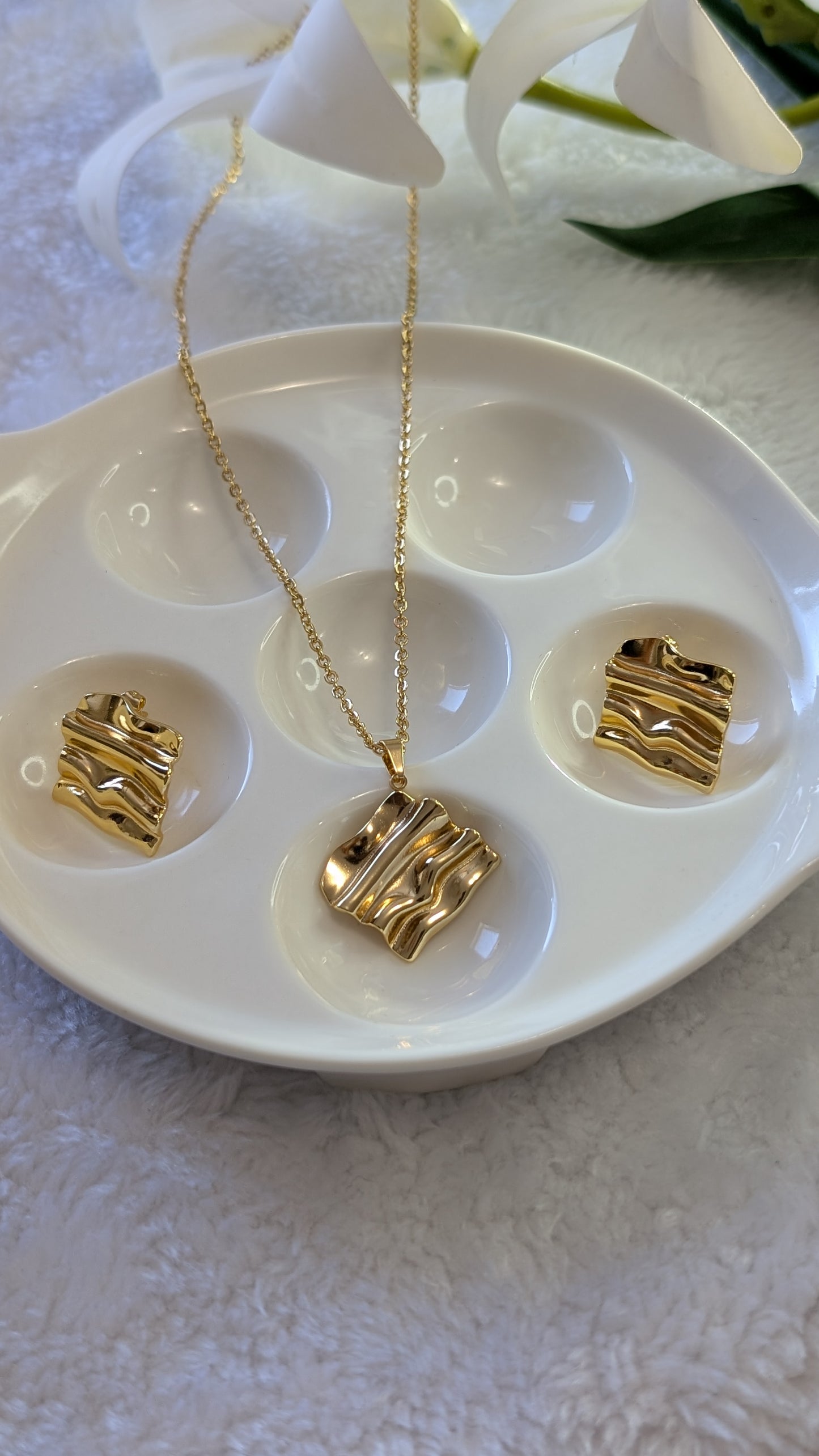 Ensemble de Bijoux Artistique en Acier Inoxydable Doré - Collier et Boucles d'Oreilles Ondulés