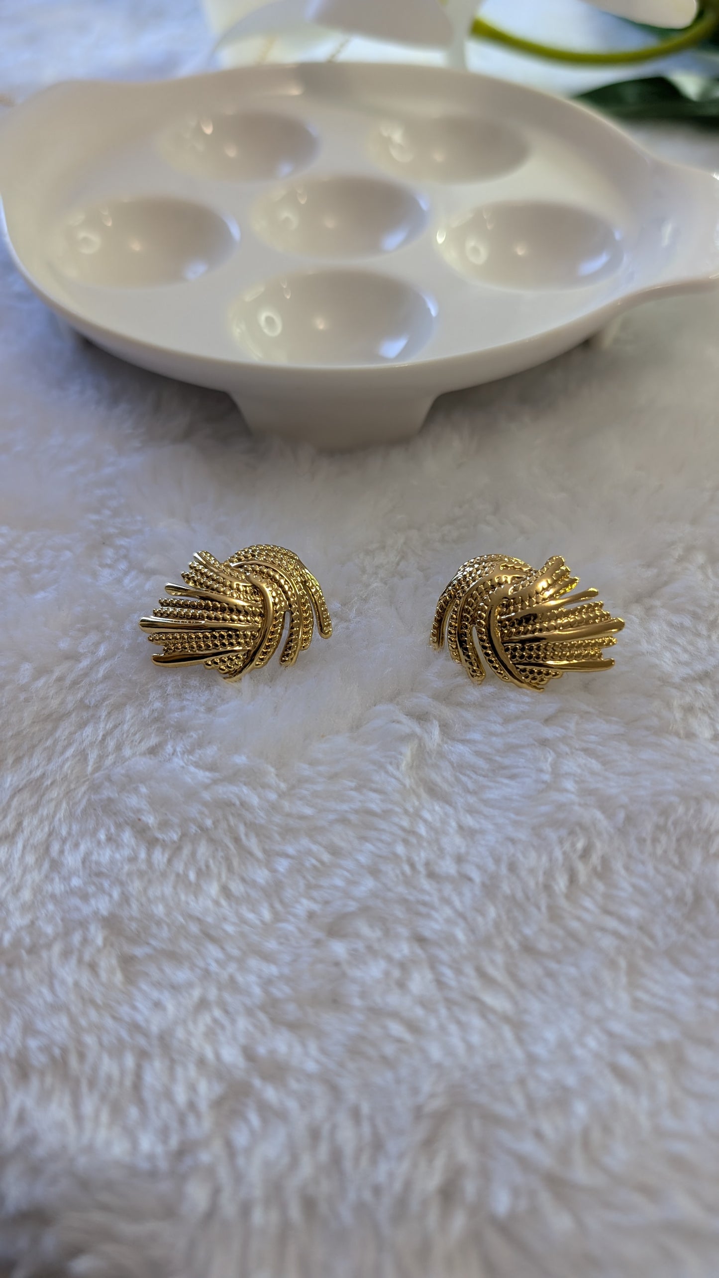 Parure Élégante en Acier Inoxydable Doré - Collier et Boucles d'Oreilles au Design Texturé