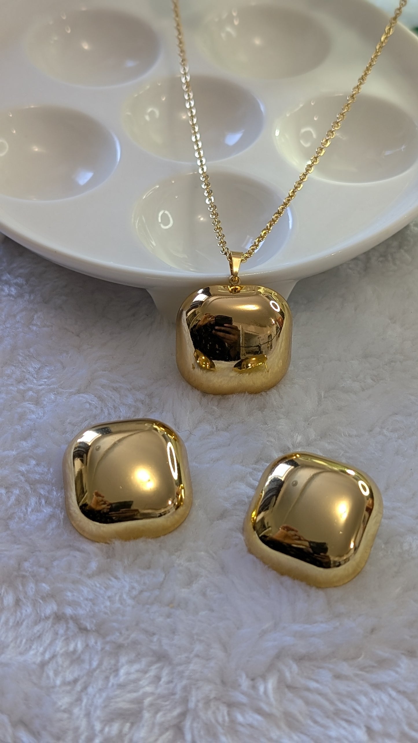 Ensemble de Bijoux Modernes - Collier et Boucles d'Oreilles Carrées Arrondies
