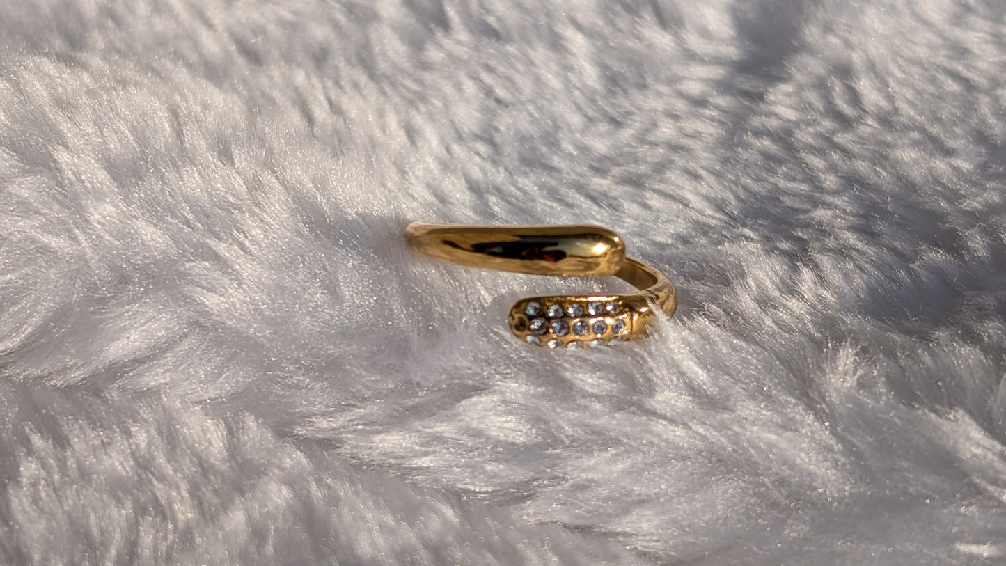 Bague Ouverte Ajustable en Acier Inoxydable Doré et Zircons Étincelants