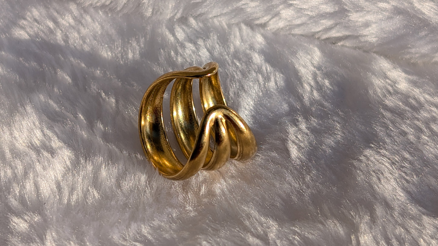 Wide Triple Interlocking Rings Ring in Gold Stainless Steel