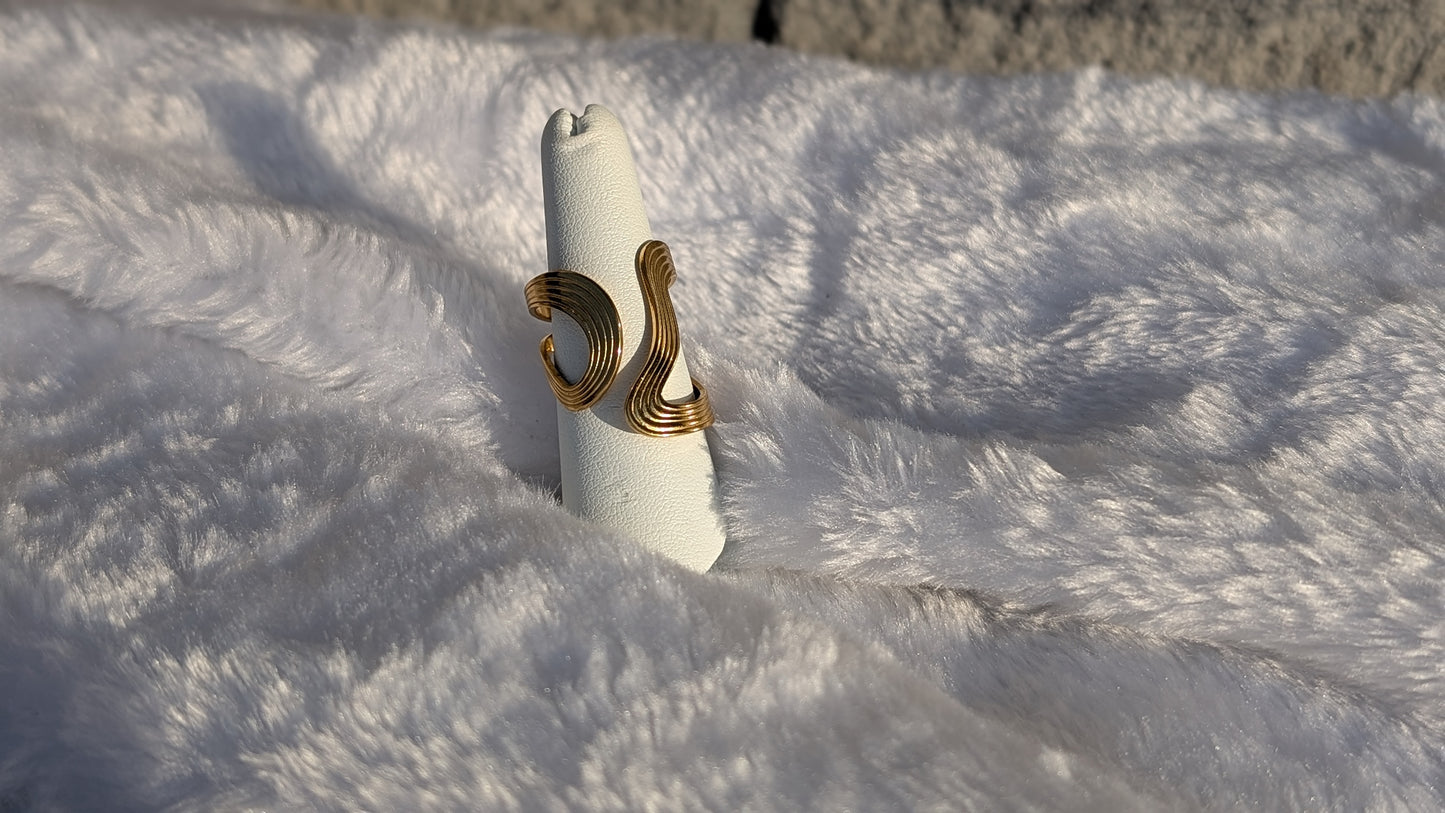 Bague Ouverte Ondulée en Acier Inoxydable Doré