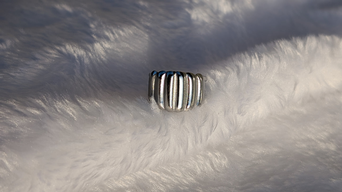 Bague Large en Acier Inoxydable Texturé à Rayures - Options Argent et Plaqué Or