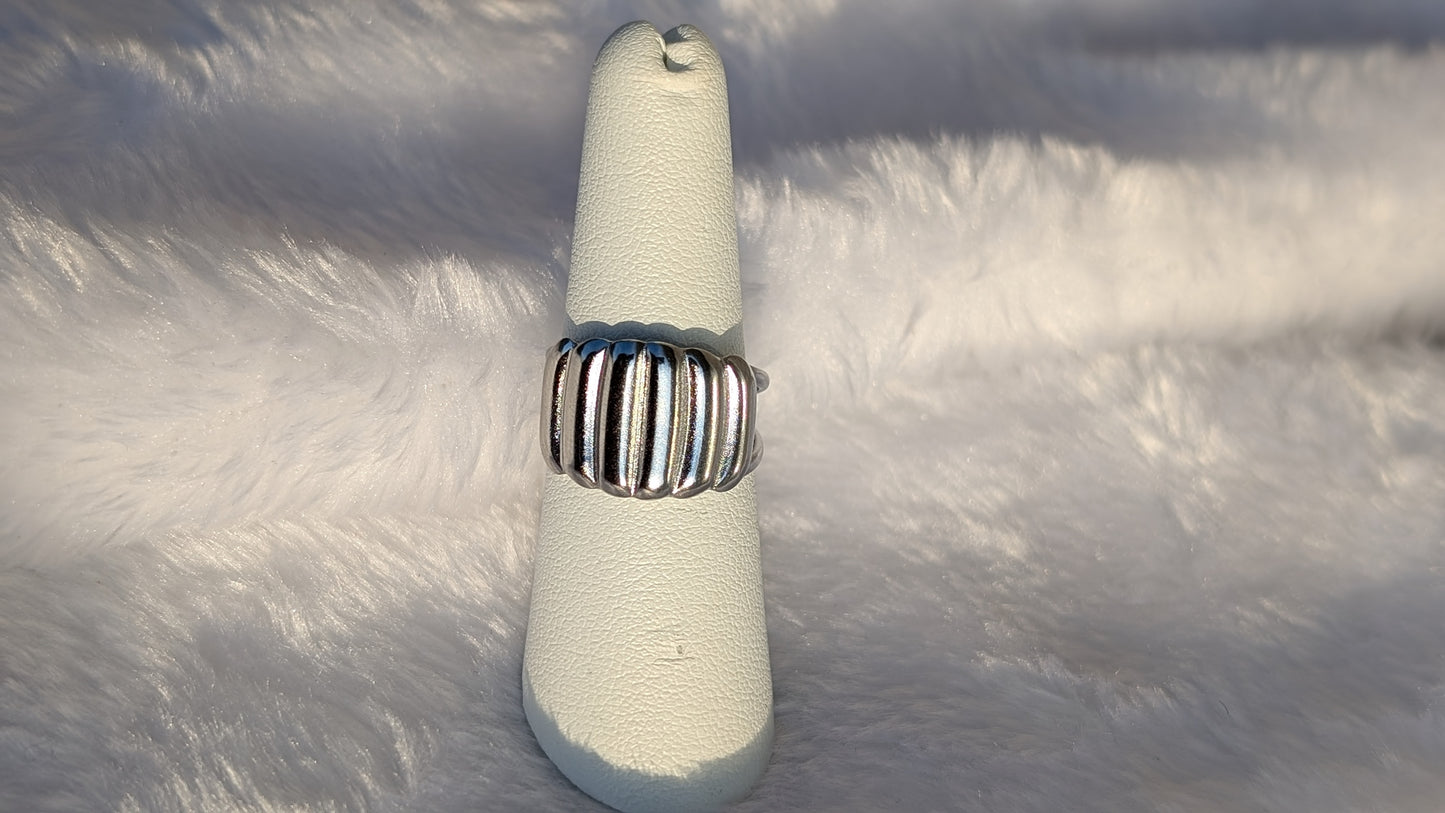 Bague Large en Acier Inoxydable Texturé à Rayures - Options Argent et Plaqué Or