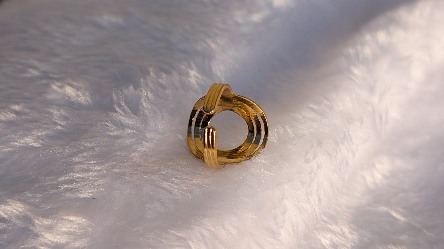 Bague Ovale Texturée en Acier Inoxydable Doré - Design Ajouré