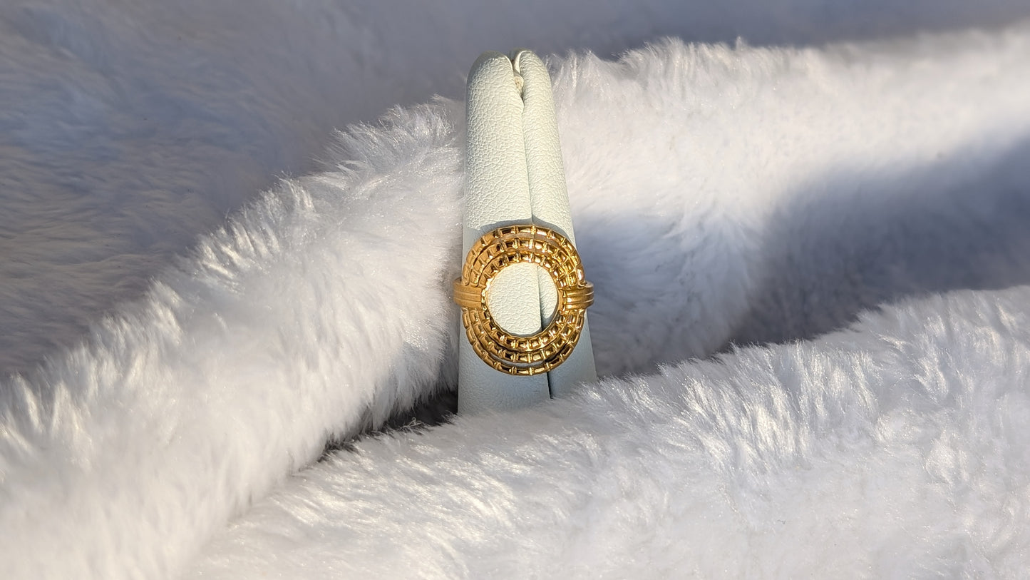 Bague Ovale Texturée en Acier Inoxydable Doré - Design Ajouré