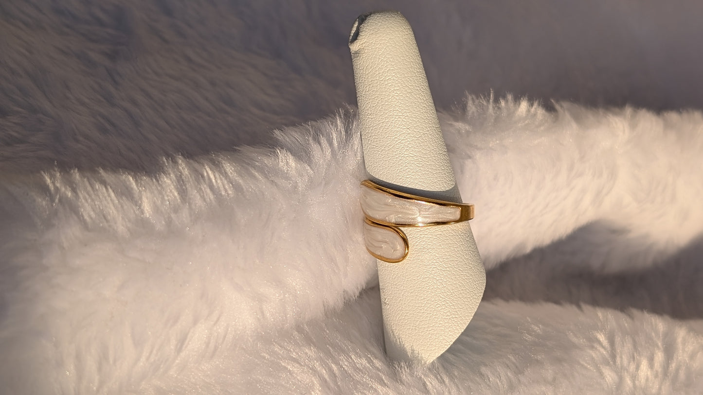 Bague Ouverte Ajustable en Acier Inoxydable Doré avec Incrustations Nacrées Élégantes