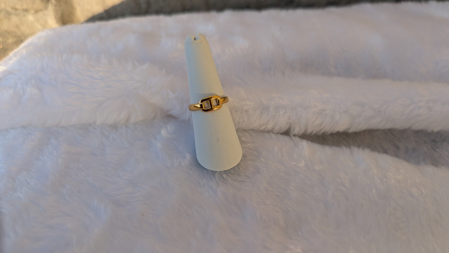 Bague Fine en Acier Inoxydable Doré avec Détail d'Attelage Épuré