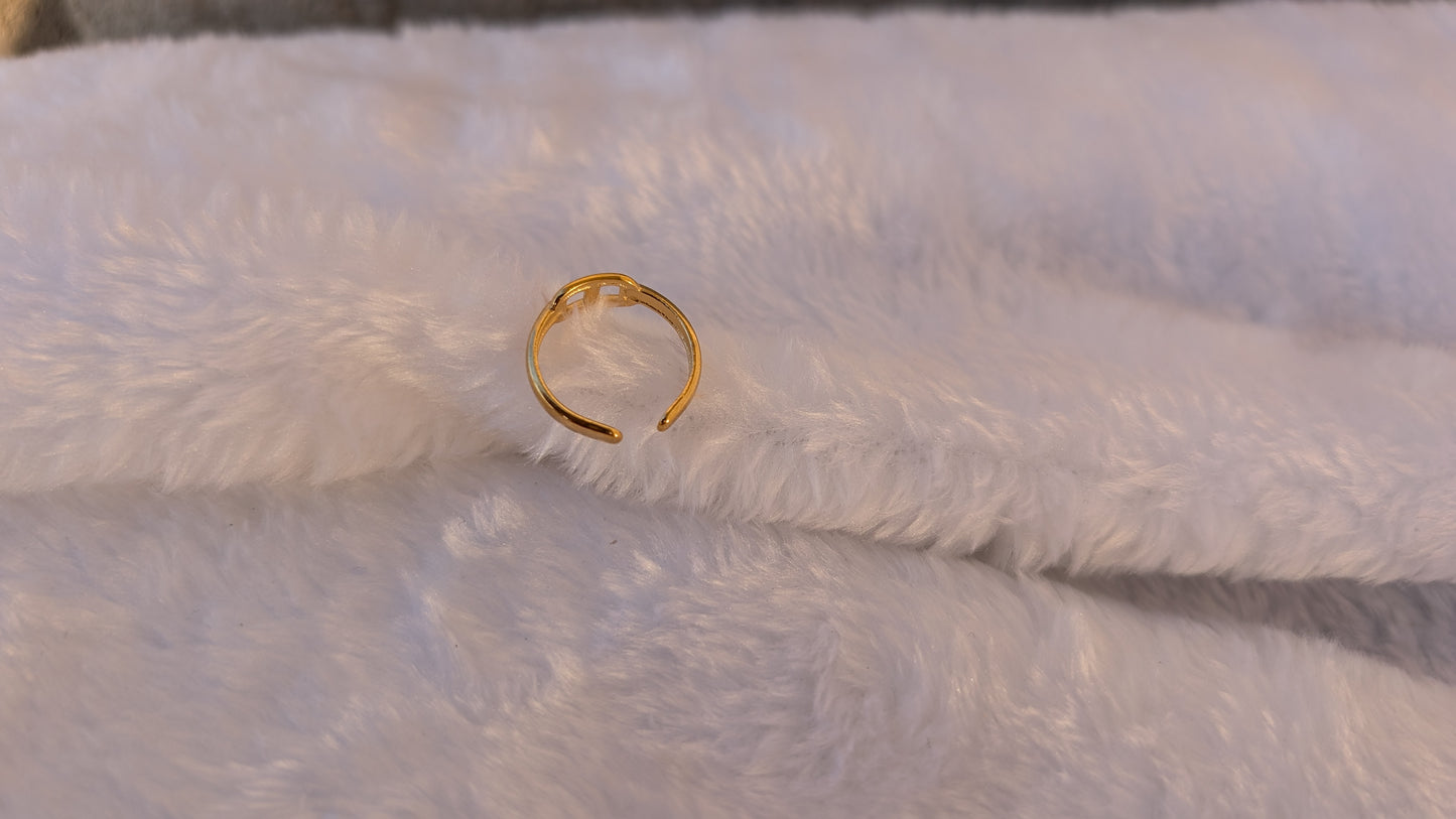 Bague Fine en Acier Inoxydable Doré avec Détail d'Attelage Épuré