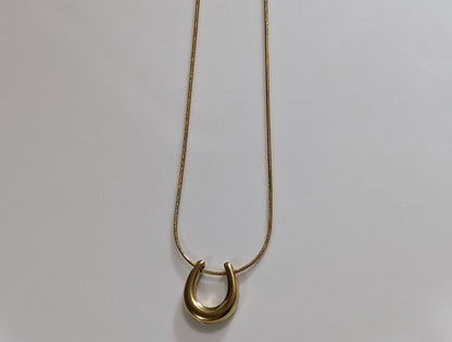 Collier avec pendentif U en acier inoxydable plaqué Or 18K