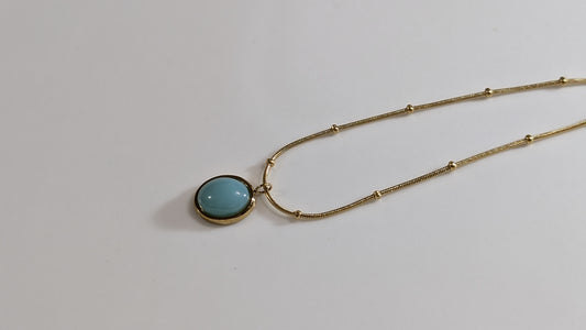 Collier avec pendatif à perle verte pâle