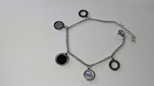 Bracelet charmes noir et blanc avec chiffres romains