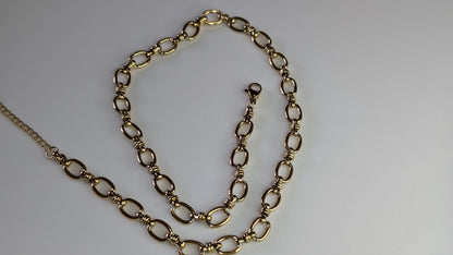 Chain with large intertwined oval links