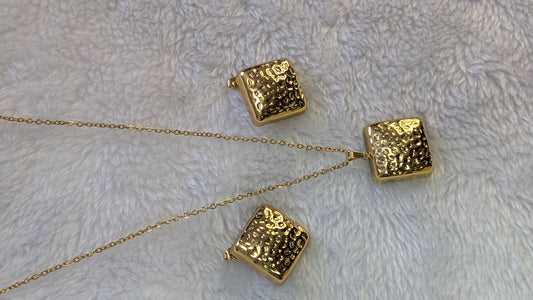 Éclats Martelés - Ensemble de Bijoux Carrés Texturés en Acier Inoxydable Doré
