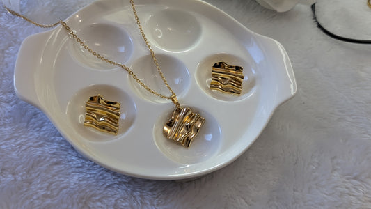 Ensemble de Bijoux Artistique en Acier Inoxydable Doré - Collier et Boucles d'Oreilles Ondulés