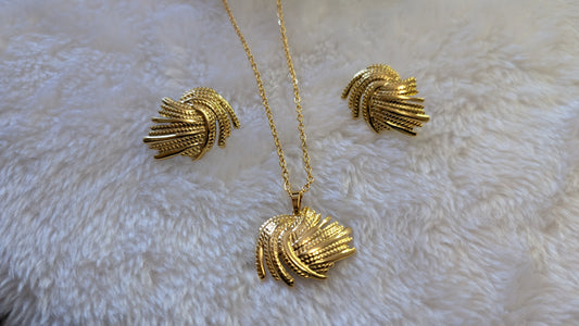 Parure Élégante en Acier Inoxydable Doré - Collier et Boucles d'Oreilles au Design Texturé