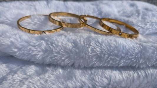 Bracelet Jonc Rigide "Éclat Intemporel" en Acier Inoxydable Doré avec Détails de Vis