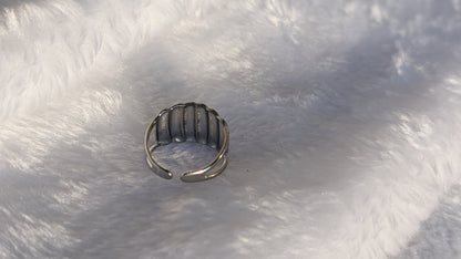 Bague Large en Acier Inoxydable Texturé à Rayures - Options Argent et Plaqué Or