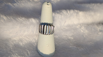 Bague Large en Acier Inoxydable Texturé à Rayures - Options Argent et Plaqué Or