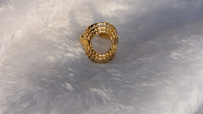 Bague Ovale Texturée en Acier Inoxydable Doré - Design Ajouré